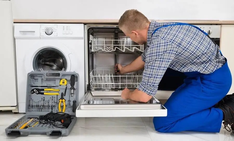 Bahçelievler Maytag servisi teknisyen ekibi beyaz eşya tamiri yaparken
